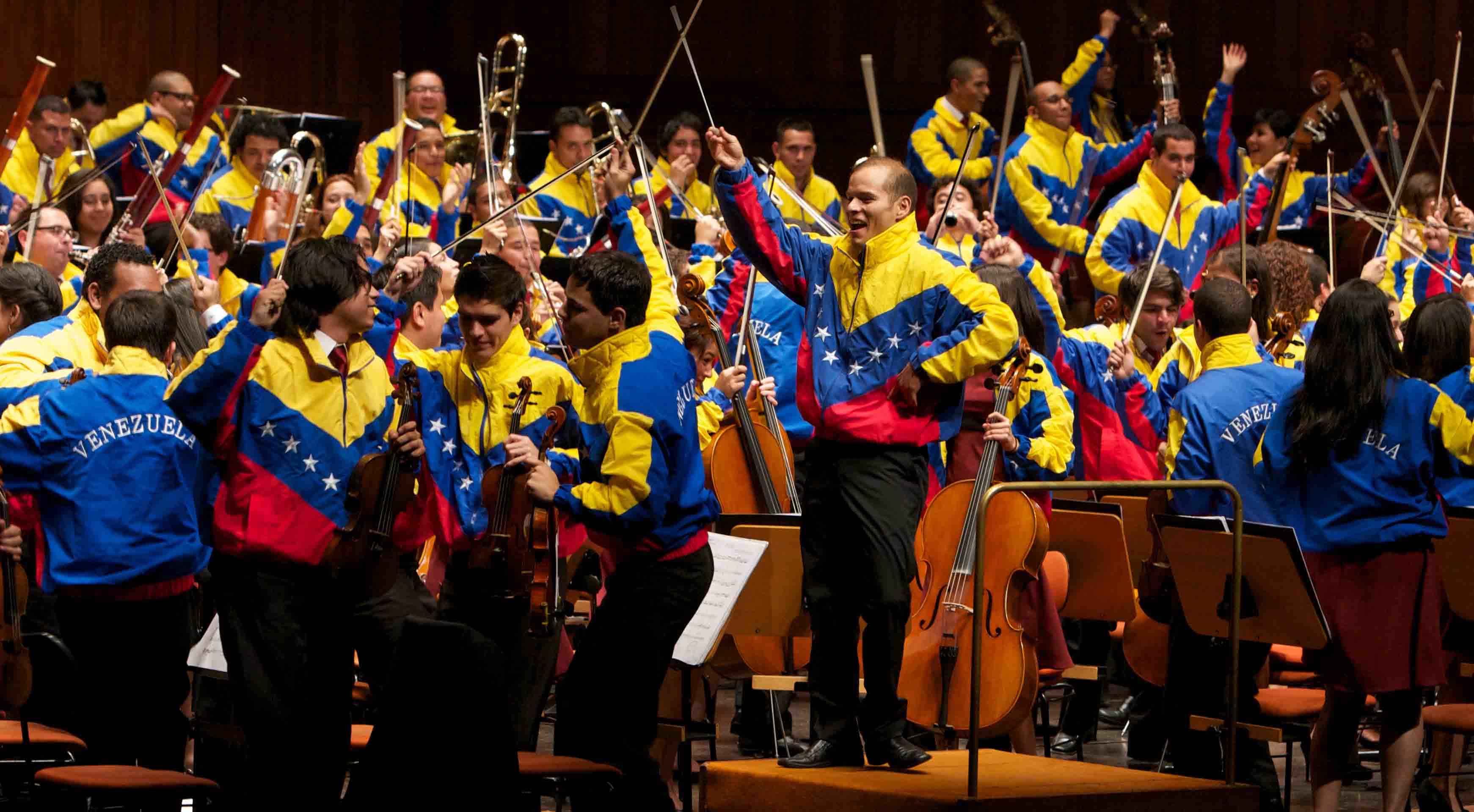 Jóvenes del núcleo de orquestas de Guasdalito fueron llevados a tocar para las FARC