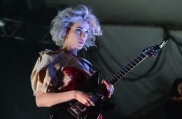 St Vincent ha presentado su nuevo y misterioso sencillo, la balada "New York"