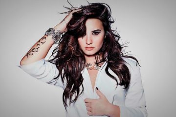Demi Lovato intenta cantar “Despacito”. Cusica plus.