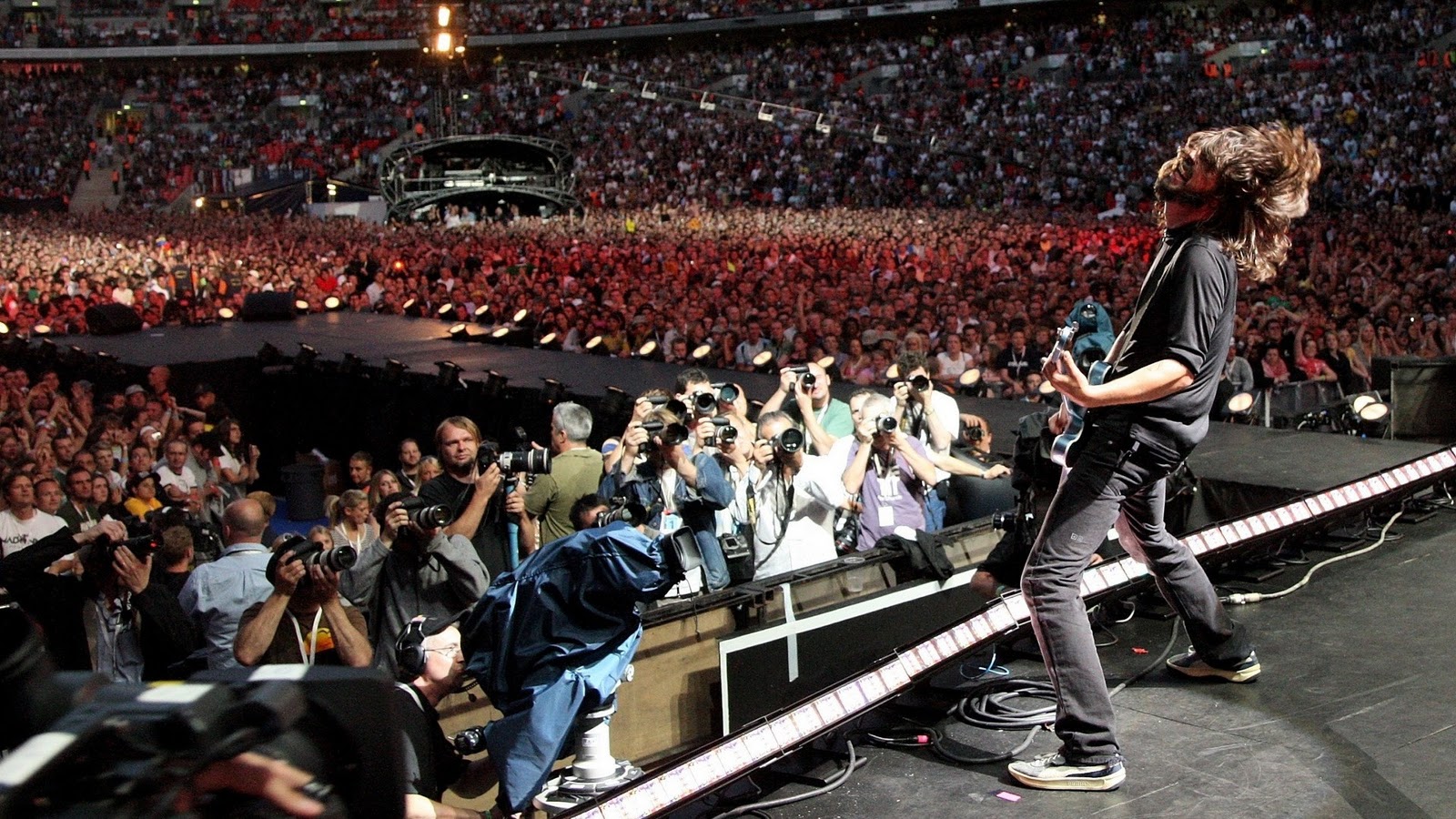 Los Foo Fighters presentaron sorpresivamente el video de su nuevo sencillo, la oscura "Run·.