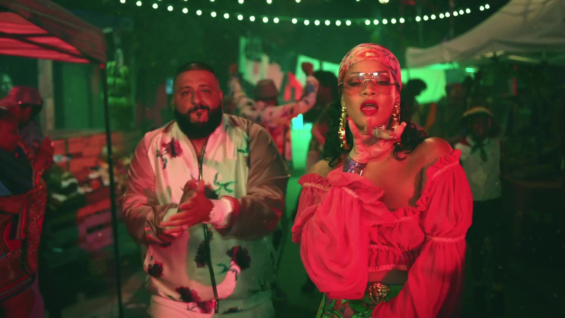 Rihanna saca sus raíces caribeñas en “Wild Thoughts” de DJ Khaled. Cusica plus.