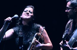Ella Bric, el nuevo seudónimo de la trompetista y cantante Linda Briceño, presentó su nueva composición "Soy lo que Decido".