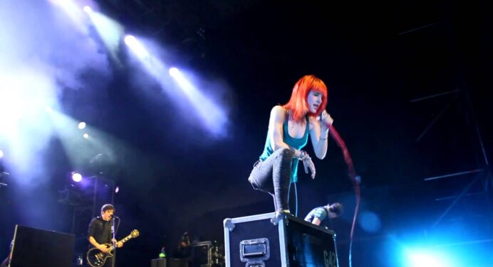 Paramore compartió el escenario con Lauren Mayberry de Chvrches