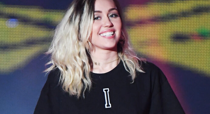 Entre globos y colores Miley Cyrus se presento en Fallon