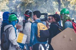 Equipo de Trending Tropic fue agredido y robado durante manifestación frente al TSJ. Cusica plus.