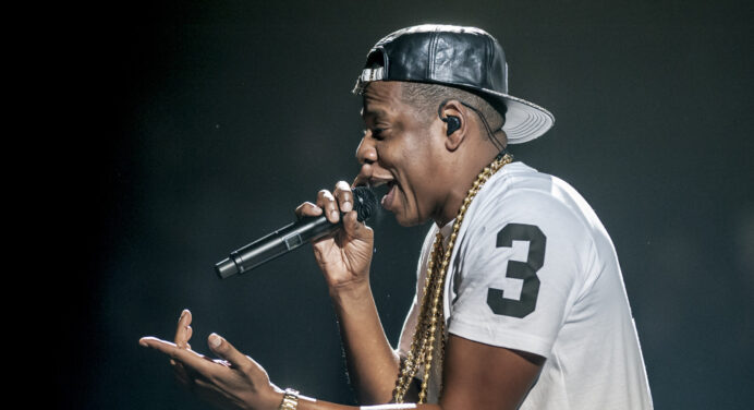 Jay-Z y Damian Marley le rinden tributo a sus orígenes en el vídeo de “Bam”