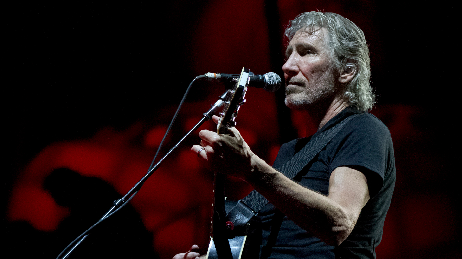 Roger Waters recuerda la crisis de Siria con el vídeo de “Wait For Her”. Cusica Plus.