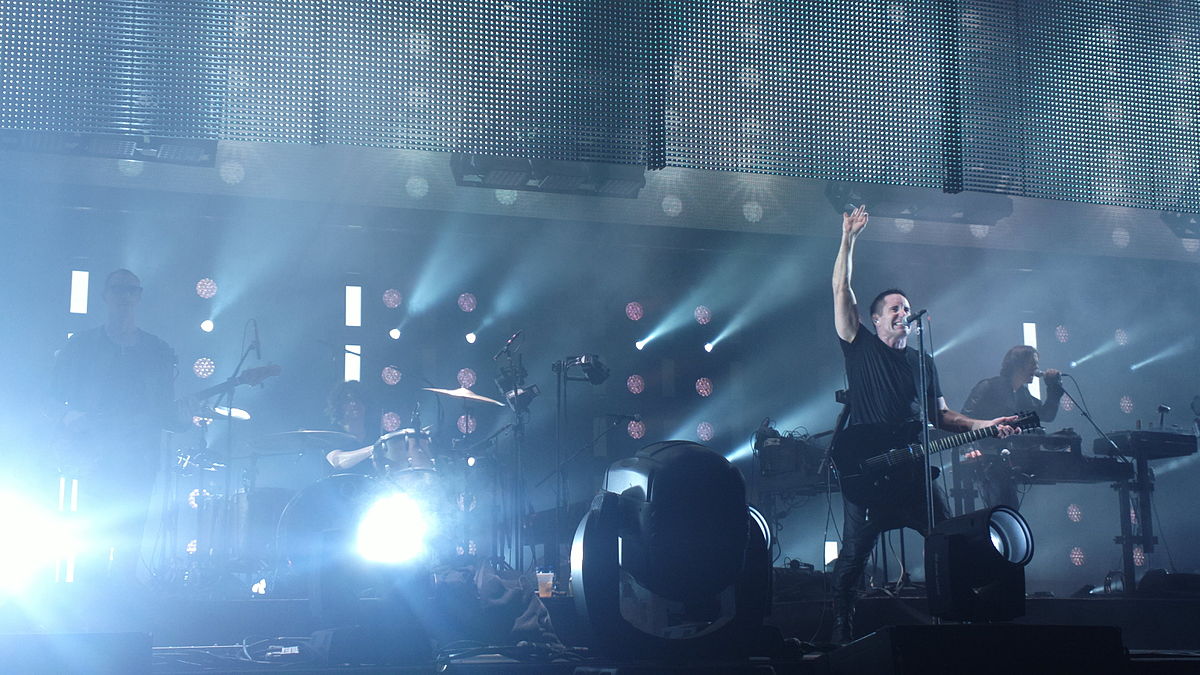 Nine Inch Nails alimentan la oscuridad con el sencillo "This Isn't the Place". Cusica Plus.