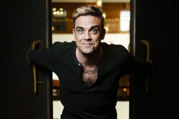 Robbie Williams se desnuda para su nuevo disco. Cusica plus.