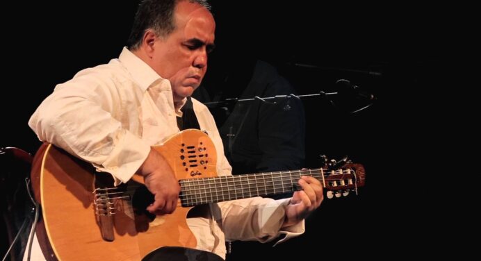 Aquiles Báez toma su guitarra para criticar a aquellos que con violencia “Están cortando las flores”