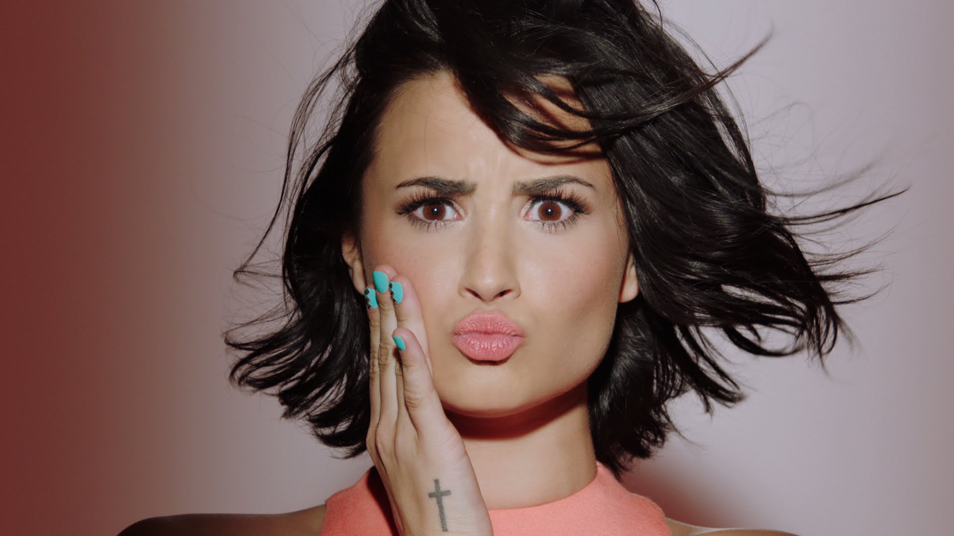 Demi Lovato, Wiz Khalifa y Paris Hilton festejan en el vídeo de “Sorry not Sorry”