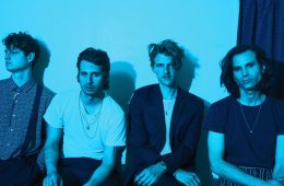 Foster The People te invitan a sentarse junto a ellos. Cusica plus.