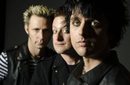 Green Day rinde tributo al acróbata fallecido antes de su concierto. Cusica Plus.