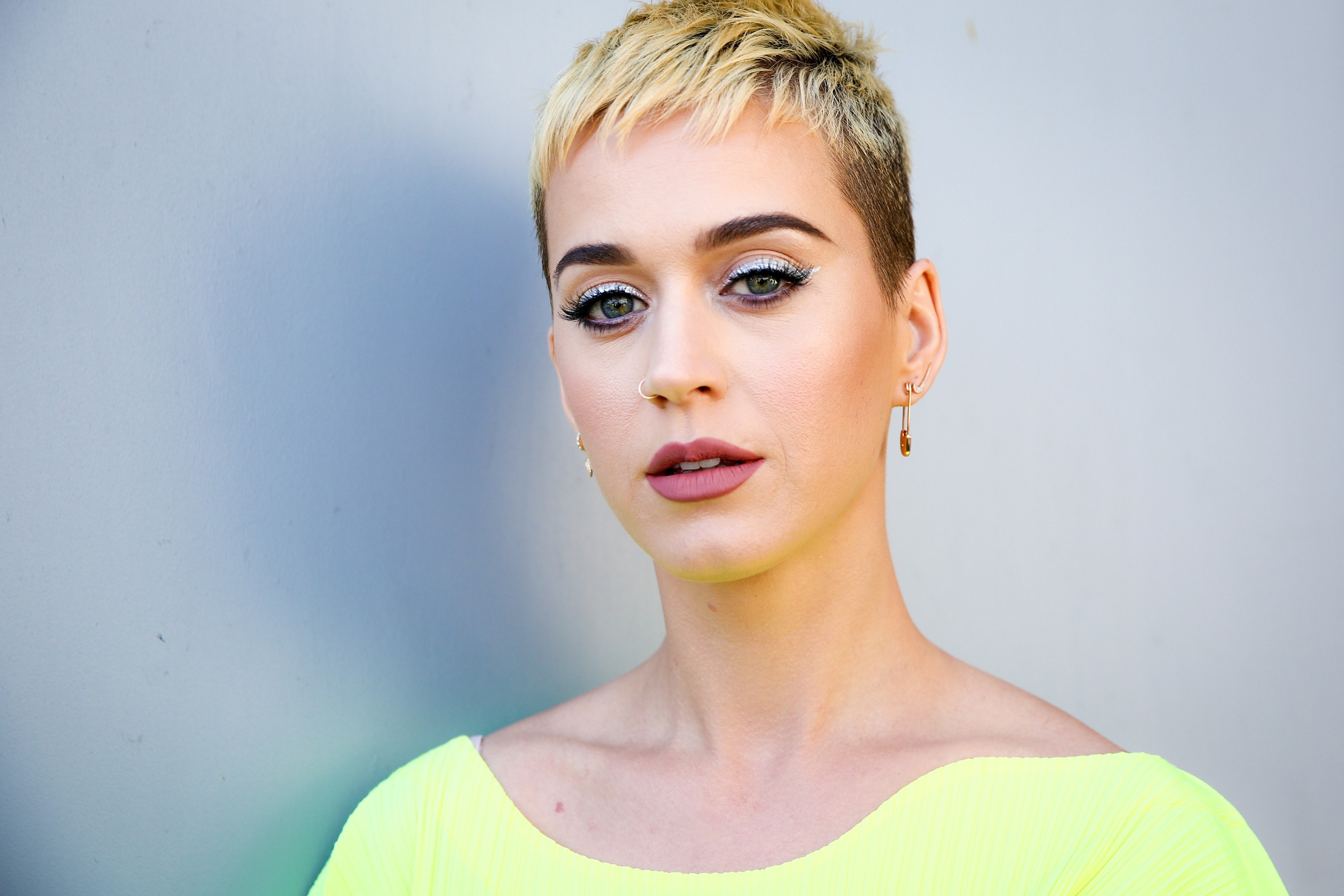 Katy Perry deja que la estrella brasileña Gretchen la reemplace en el Lyric Video de “Swish Swish”