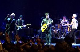 U2 y Noel Gallagher tocan juntos "Don't look back in Anger" en Londres. Cusica Plus.