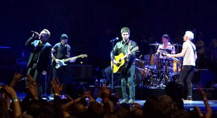 U2 y Noel Gallagher tocan juntos «Don’t look back in Anger» en Londres
