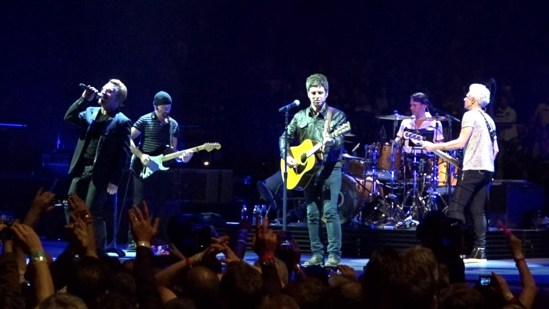 U2 y Noel Gallagher tocan juntos "Don't look back in Anger" en Londres. Cusica Plus.
