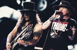 Guns N’ Roses le dedica “Knocking On Heaven’s Door” al perrito de Duff McKagan. Cusica Plus.