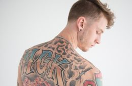 Machine Gun Kelly versiona “Numb” de Linkin Park en honor a Chester Bennington. Cusica Plus.