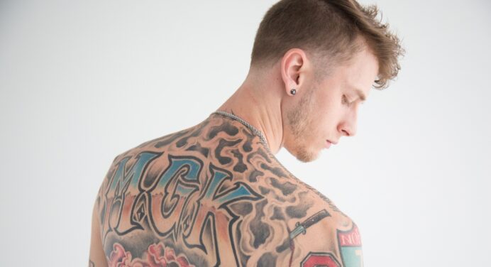 Machine Gun Kelly versiona “Numb” de Linkin Park en honor a Chester Bennington