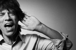 Mick Jagger se adentra en la situación política de Inglaterra en sus nuevos sencillos. Cusica Plus.