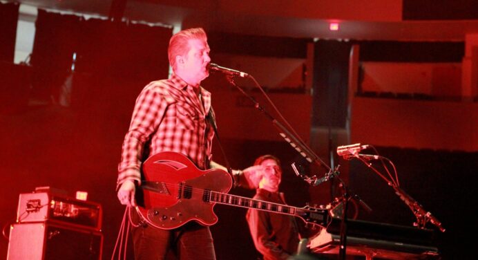 Escucha un minuto de nueva música de Queens of the Stone Age