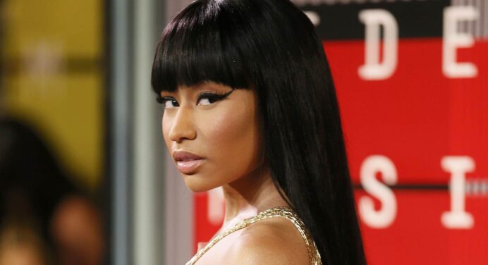 Nicki Minaj recoge billetes en el video de Yo Gotti para «Rake it Up»