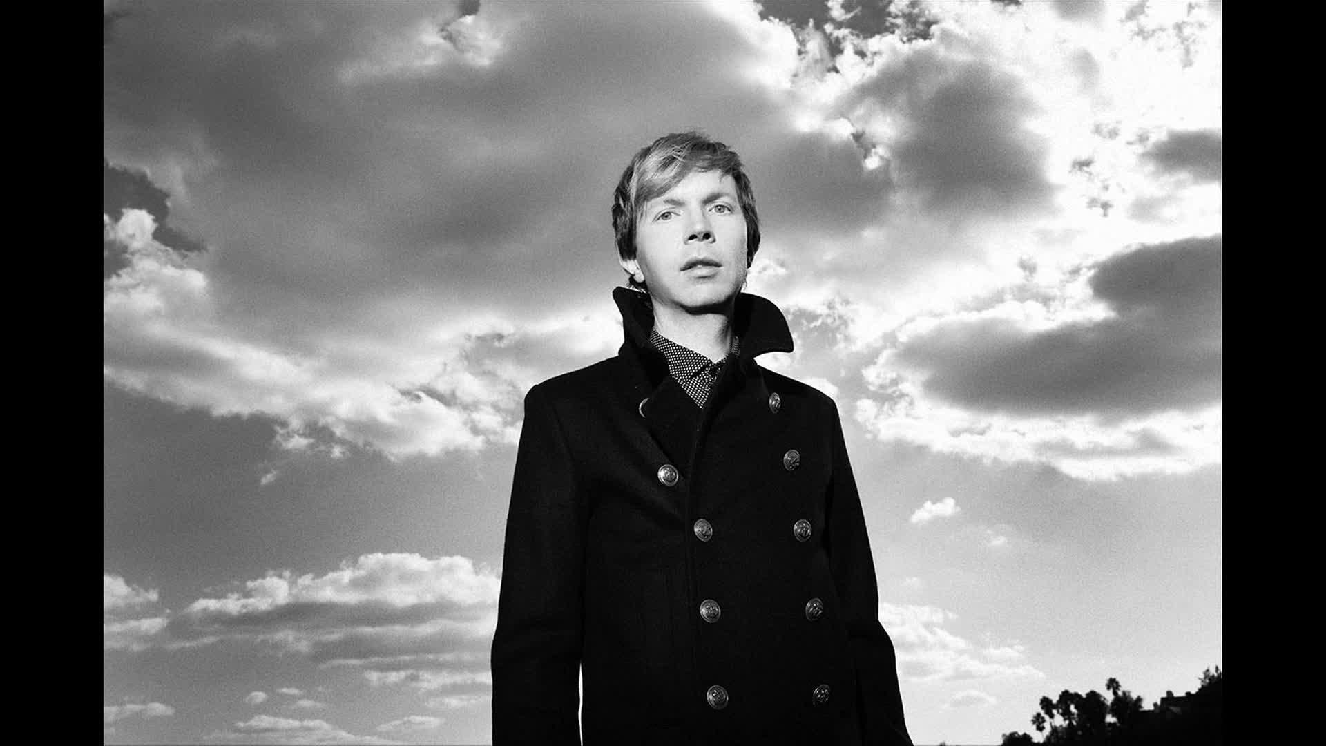 Beck le canta a la vida y le pone fecha de lanzamiento a su nuevo disco. Cusica Plus.