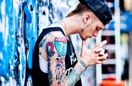 Machine Gun Kelly se pone retro en el Lyric Video “Go For Broke”. Cusica Plus.