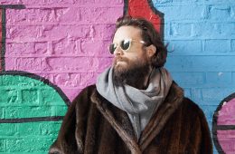 Father John Misty lanza remix de su tema post-apocalíptico “Things It Would Have Been Helpful To Know Before The Revolution”. Cusica plus.