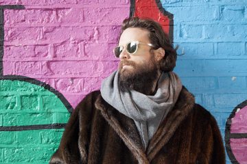 Father John Misty lanza remix de su tema post-apocalíptico “Things It Would Have Been Helpful To Know Before The Revolution”. Cusica plus.