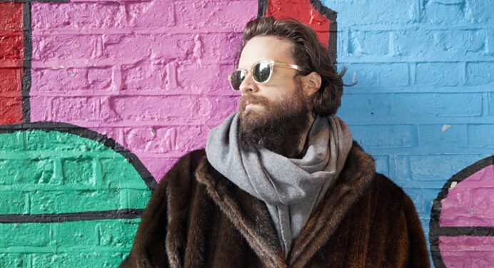 Father John Misty lanza remix de su tema post-apocalíptico “Things It Would Have Been Helpful To Know Before The Revolution”