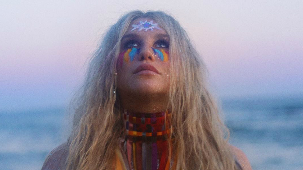Kesha nos invita a su arcoiris con su nuevo disco. Cusica Plus.
