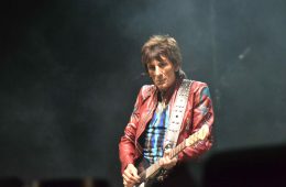 Ronnie Wood, guitarrista de los Rolling Stones, fue operado por cáncer de pulmón. Cusica Plus.
