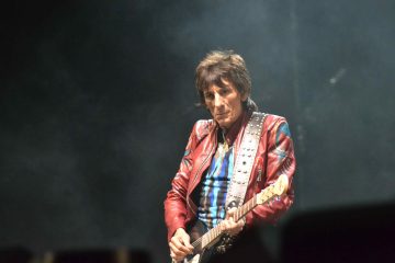 Ronnie Wood, guitarrista de los Rolling Stones, fue operado por cáncer de pulmón. Cusica Plus.