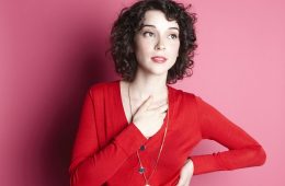 St. Vincent llena de color su “New York”. Cusica plus.