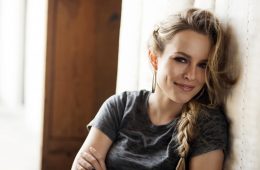 Bridgit Mendler le sube al bajo para su nuevo tema “Diving”. Cusica plus.