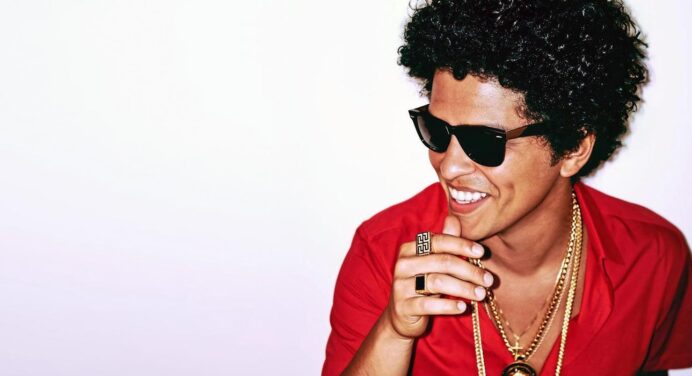 Bruno Mars desviste a Zendaya en el video de “Versace On The Floor”