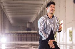 Chyno Miranda le pide matrimonio a su esposa en el video de “Tu Me Elevas”. Cusica Plus.