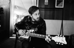 Dan Auerbach mantiene el estilo country en “Stand By My Girl”. Cusica Plus.