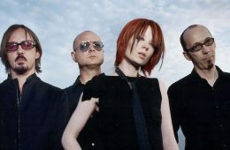 Shirley Manson se convierte en caperucita roja en el nuevo video de Garbage. Cusica Plus.