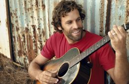 Jack Johnson mantiene su ruta acústica en el sencillo “Sunsets For Everybody Else”. Cusica Plus.