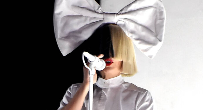 Sia se muda a Atlantic Records y anuncia disco de navidad