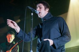 Liam Gallagher pide disculpas en vivo con el video de “For What It’s Worth”. Cusica Plus.