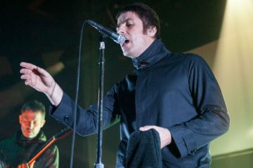 Liam Gallagher pide disculpas en vivo con el video de “For What It’s Worth”. Cusica Plus.