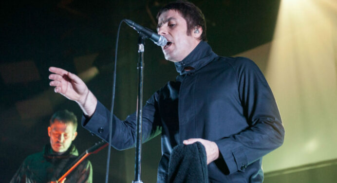 Liam Gallagher pide disculpas en vivo con el video de “For What It’s Worth”