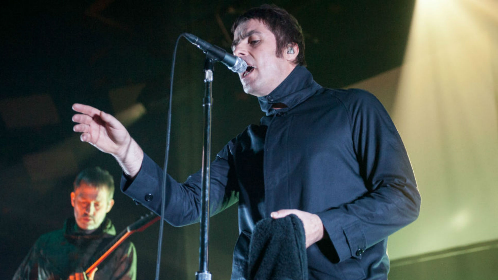 Liam Gallagher pide disculpas en vivo con el video de “For What It’s Worth”. Cusica Plus.
