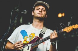 Mac DeMarco nos invita a un viaje en el nuevo video de “This Old Dog”. Cusica Plus.