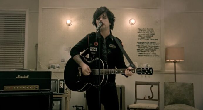 Billie Joe Armstrong de Green Day se presentó como solista en ‘Fallon’