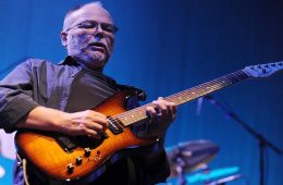 Los grandes guitarristas le rinden tributo a Walter Becker de Steely Dan. Cusica Plus.